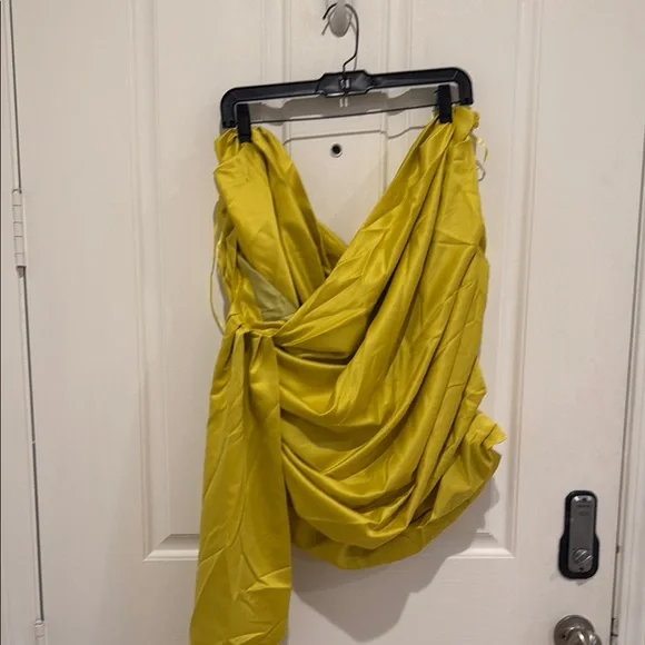 Pretty little thing PLUS CHARTREUSE CONSTRUCTED SATIN RUCHED DRAPE BODYCON SKIRT - Picture 5 of 6